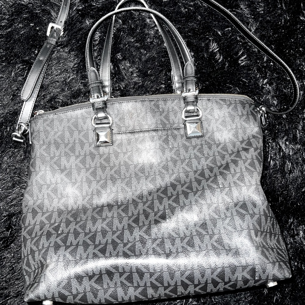 Like new condition Michael Kors Handbag Purse Signature MK Bag.